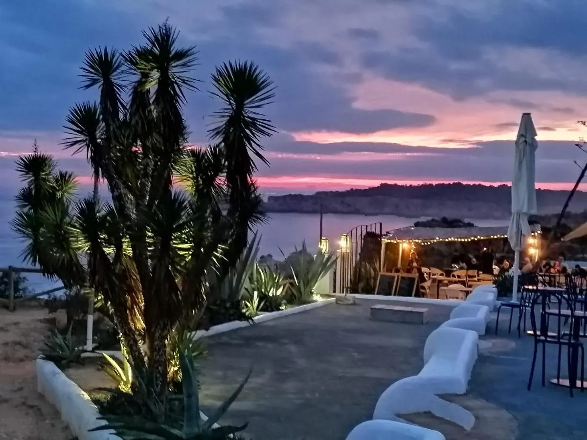 Beachfront Seaview Litoralmar Apt, Fast Wifi, Airco, Pool, Private Parking Portimao Apartment